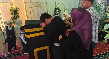 Kabe hasretiyle gözyaşlarına boğulan gencin duası yürekleri dağladı