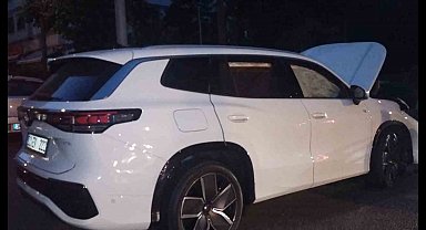 Kadıköy'de iki otomobil çarpıştı: 2 yaralı