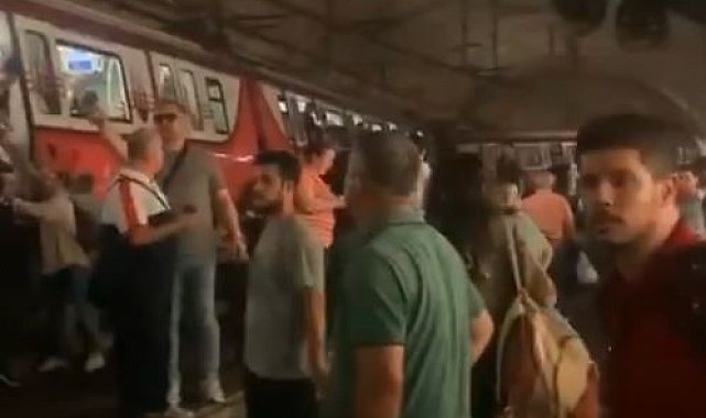 Kadıköy'de metro raydan çıktı, yolcular raylardan yürüyerek tahliye edildi