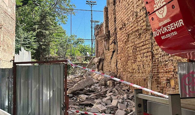 Kadıköy'de yıkım sırasında 2 işçi göçük altında kaldı