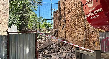 Kadıköy'de yıkım sırasında 2 işçi göçük altında kaldı