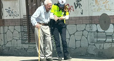 Kadın trafik polisi yaşlı vatandaşın yardımına koştu