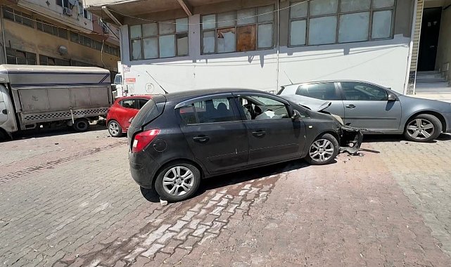Kağıthane'de yokuştan kayan araç kaza yaptı: 4 araçta maddi hasar oluştu