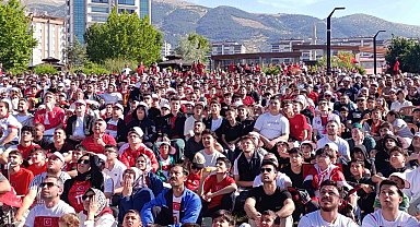 Kahramanmaraşlılar milli maç heyecanını dev ekranda yaşadı