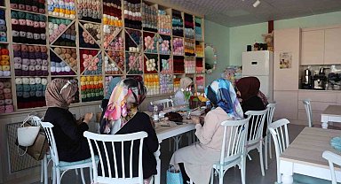 Kalabalıktan sıkıldılar, hayallerini örgü kafeyle gerçeğe dönüştürdüler