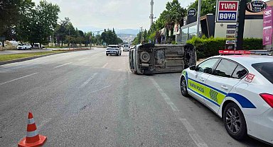 Kaldırıma çarpan araç takla attı: 2 yaralı