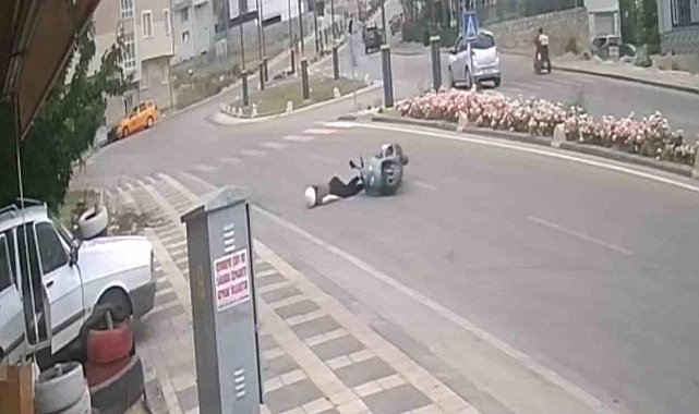 Kaldırıma çarpan motosiklet ve sürücünün yola savrulduğu anlar kameraya yansıdı: 1 yaralı