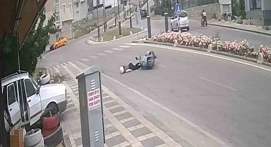 Kaldırıma çarpan motosiklet ve sürücünün yola savrulduğu anlar kameraya yansıdı: 1 yaralı