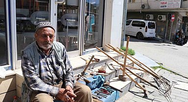 Kaldırımda satışa çıkardığı tarım aletlerini hayırsever iş insanı satın aldı