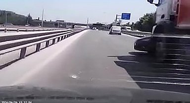 Kamyon otomobili önüne alıp metrelerce sürükledi: O anlar araç kamerasına yansıdı