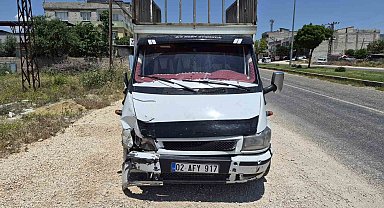 Kamyonet ile çarpışan motosikletin sürücüsü yaralandı
