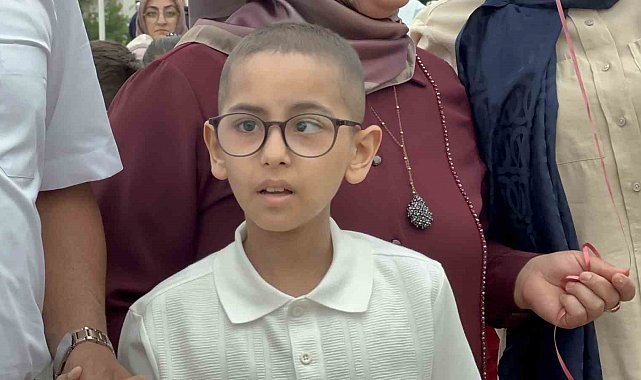 Kanseri yenen 8 yaşındaki Nuh için yüzlerce balon gökyüzüne bırakıldı