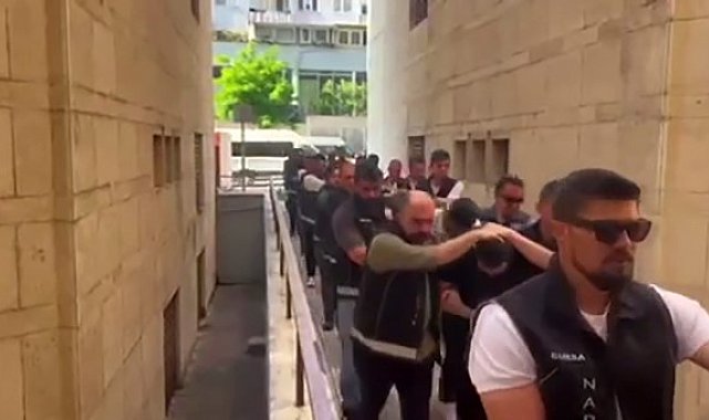 Kapıları koçbaşlarıyla kırdılar, çatı katında uyuşturucu yakaladılar: 79 tutuklama