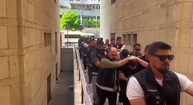 Kapıları koçbaşlarıyla kırdılar, çatı katında uyuşturucu yakaladılar: 79 tutuklama