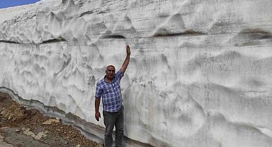 Kar kalınlığının 5 metreyi bulduğu Mereto Dağı'na bahar yeni geldi