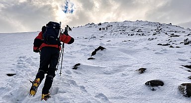 Kar ve tipiye rağmen Ağrı Dağı'na tırmanan dağcılar, tırmanışı kayıp dağcıya adadı