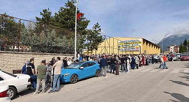 Karabük'te LGS heyecanı: Öğrenciler sınavda, veliler kapıda