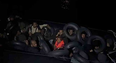 Karaburun açıklarında sürüklenen lastik bottaki 31 göçmen kurtarıldı