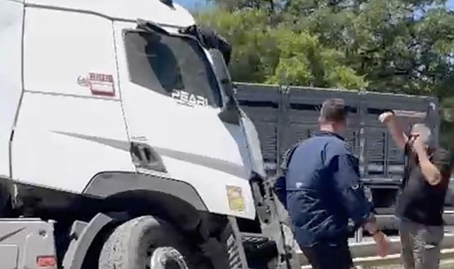 Karacabey'de ön lastiği patlayan tır refüje girdi