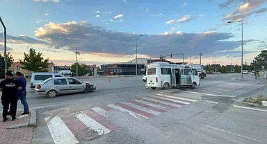 Karaman'da 2 kişinin yaralandığı kaza güvenlik kamerasına yansıdı