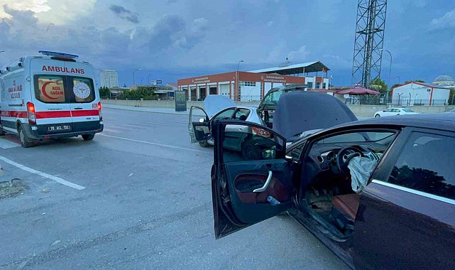 Karaman'da iki otomobil çarpıştı: 1 yaralı