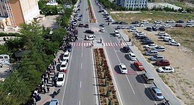 Karaman'da LGS heyecanı: Kimliğini unutan öğrencilerin yardımına polis ve veliler koştu