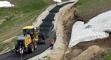 Karayolları Bayburt ekipleri Balahor yolunu asfaltlıyor