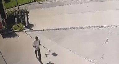 Kargadan kaçarken taklalar attı, o anlar kamerada
