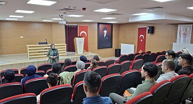 Kars'ta Aile ve Sosyal Hizmetler personeline teknoloji bağımlılığı eğitimi