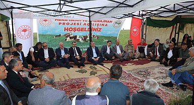 Kars'ta bin 200 dekarlık meraya 12 ton gübre, 41 üreticiye 6 bin 150 kilogram korunga tohumu desteği
