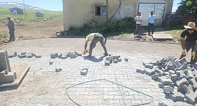 Kars'ta köylerde kilit parke taşı yol çalışmaları başladı