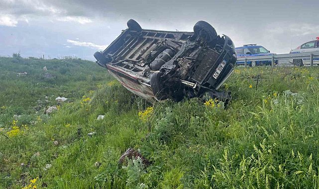 Kars'ta ticari araç şarampole devrildi: 1 yaralı