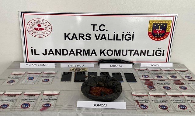 Kars'ta zehir tacirlerine darbe: 7 tutuklama, uyuşturucu ve sahte dolar ele geçirildi