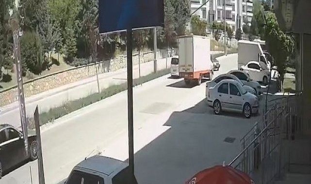 Karşı şeride geçen otomobil, kamyonetle çarpıştı: O anlar kameraya yansıdı