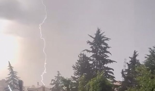 Kastamonu'da alev alev yanan jimnastik salonuna yıldırımın düşme anı kamerada