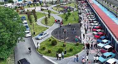 Kastamonu'da geçmişe yolculuk: Klasik otomobillere vatandaşlardan yoğun ilgi