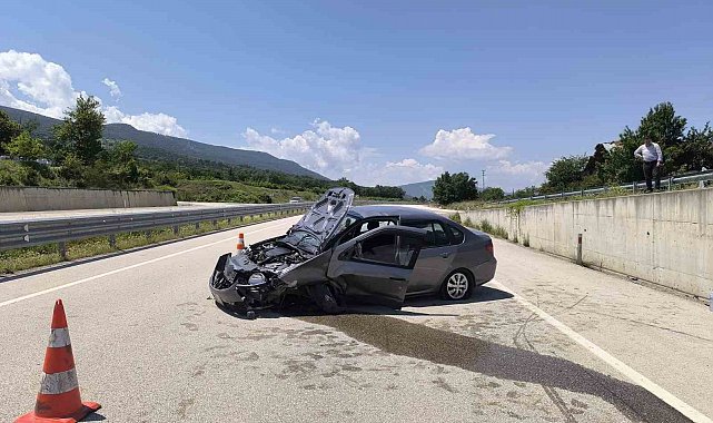 Kastamonu'da otomobil istinat duvarına çarptı: 2 yaralı