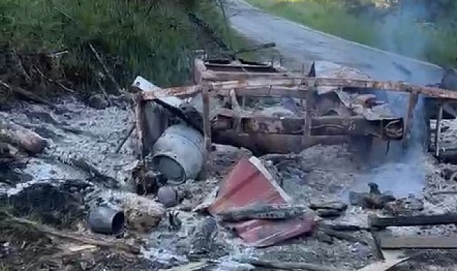 Kastamonu'da park halindeki karavan ile iş makinesi yandı
