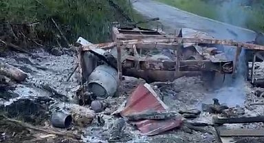 Kastamonu'da park halindeki karavan ile iş makinesi yandı