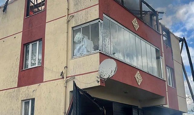 Kastamonu'da üç katlı binanın çatısında yangın