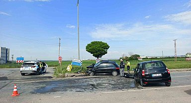 Kavşakta 2 otomobil çarpıştı, 7 kişi yaralandı