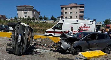 Kavşakta iki otomobil çarpıştı: 3 yaralı