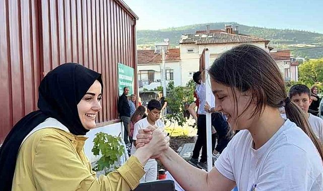 Kaymakam Kılıç çocuklarla bilek güreşi yaptı