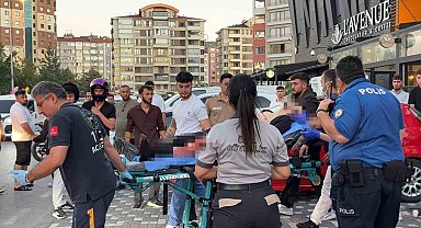 Kayseri'de AVM önünde bıçaklı kavga: 1 yaralı