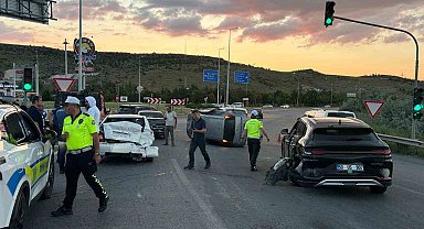 Kayseri'de otomobil trafik ışıklarında bekleyen 4 araca çarptı: 4 yaralı