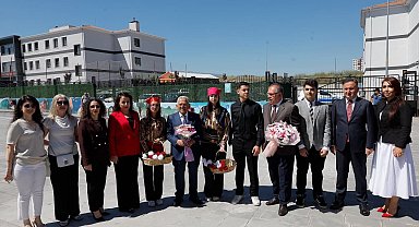 Kayseri'de protokol, öğrencilerin karne heyecanına ortak oldu