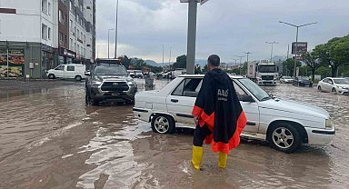 Kayseri'de yağışta araçlarıyla mahsur kalan vatandaşlar kurtarıldı