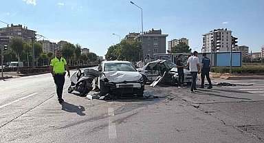 Kayseri'de zincirleme kazada otomobil kağıt gibi ezildi: 5 yaralı