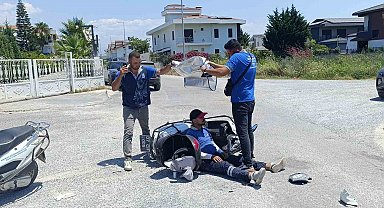 Kaza yapan mesai arkadaşlarını güneşten korumaya çalıştılar