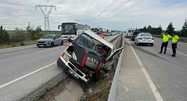 Kazada araçta sıkışan sürücünün imdadına vinç operatörü yetişti
